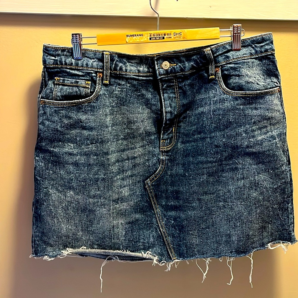 Ladies Old Navy button fly, fringe hem denim skirt, size 14.